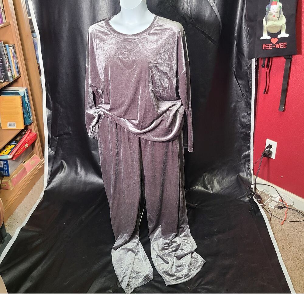 Unbranded gray velvet long-sleeve top and lounge pants, size 2XL